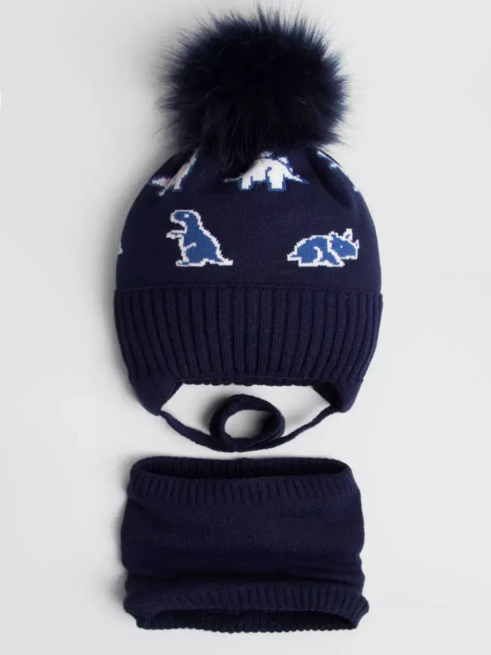 Шапка зимняя для мальчика на завязках и снуд