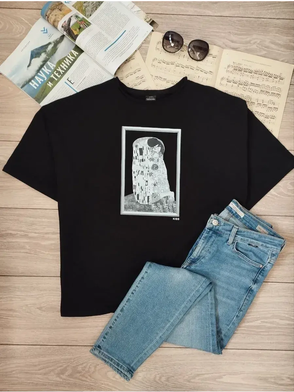 Футболка оверсайз с принтом и обрезной горловиной