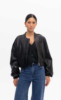 Черная кожаная куртка