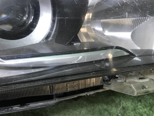 Битая Фара правая Toyota Hilux 8 (2015-2020) LED