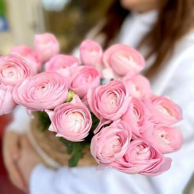 Нежные розовые ранункулюсы в корзине. Цветы в корзине 006 Chalet Green