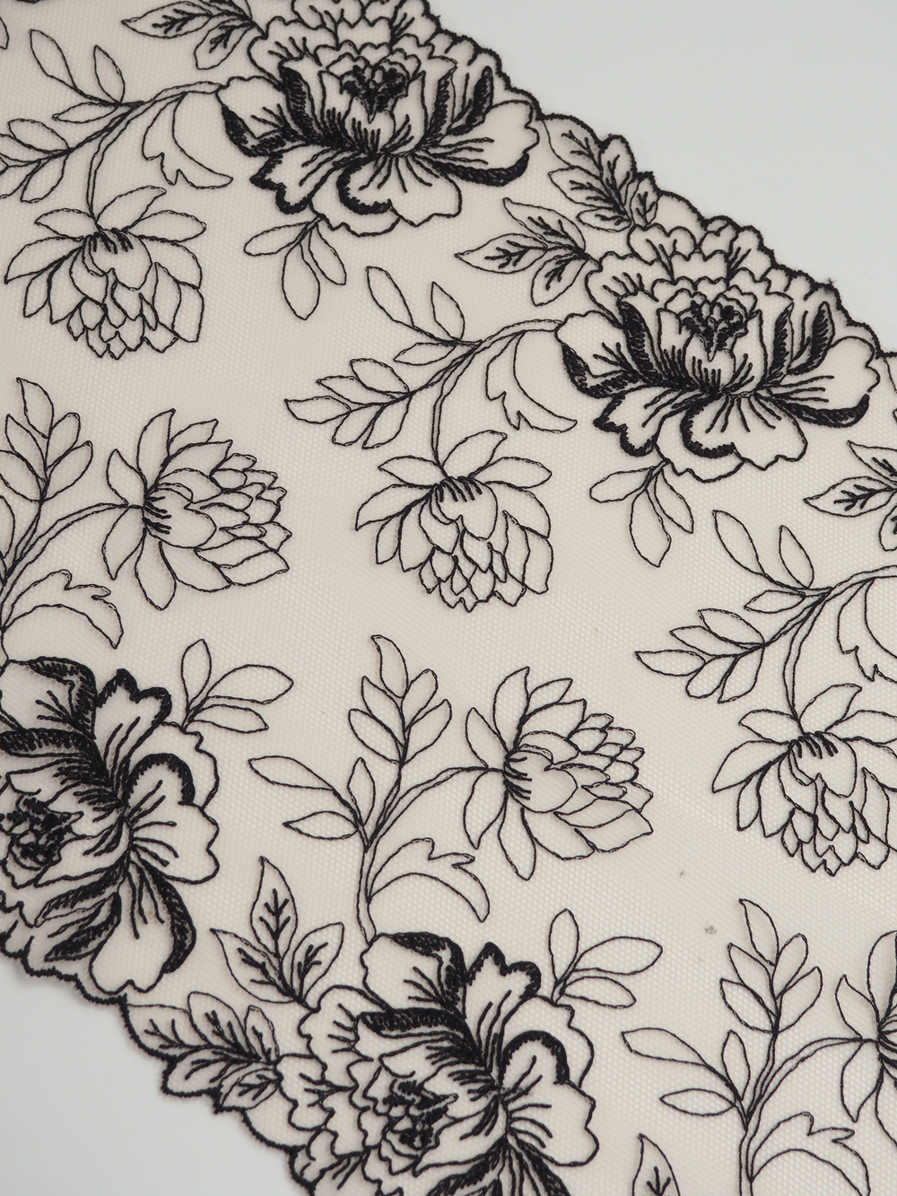 Вышивка на сетке бежевая с черным неэластичная ширина 20 см ОТРЕЗЫ