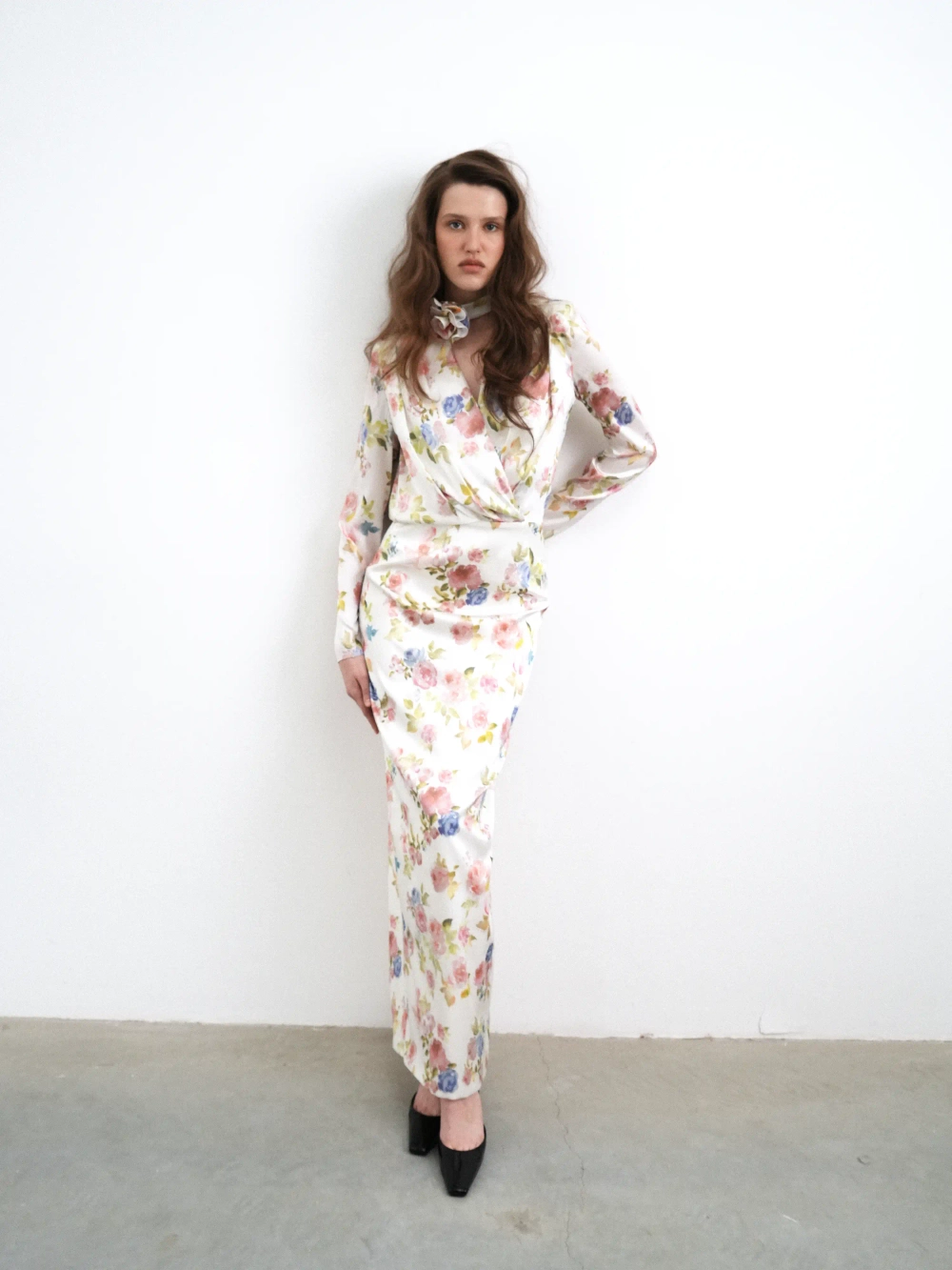 Жасмин макси (Jasmine maxi), платье макси из молочного атласа с цветочным принтом
