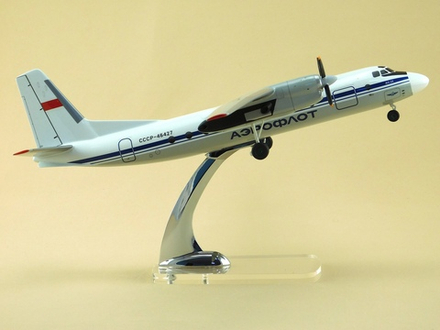 Модель самолета Ан-24 (М1:72, Аэрофлот СССР-46427, с шасси)