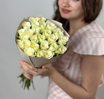 Flower bouquet of 25 white Kenyan roses