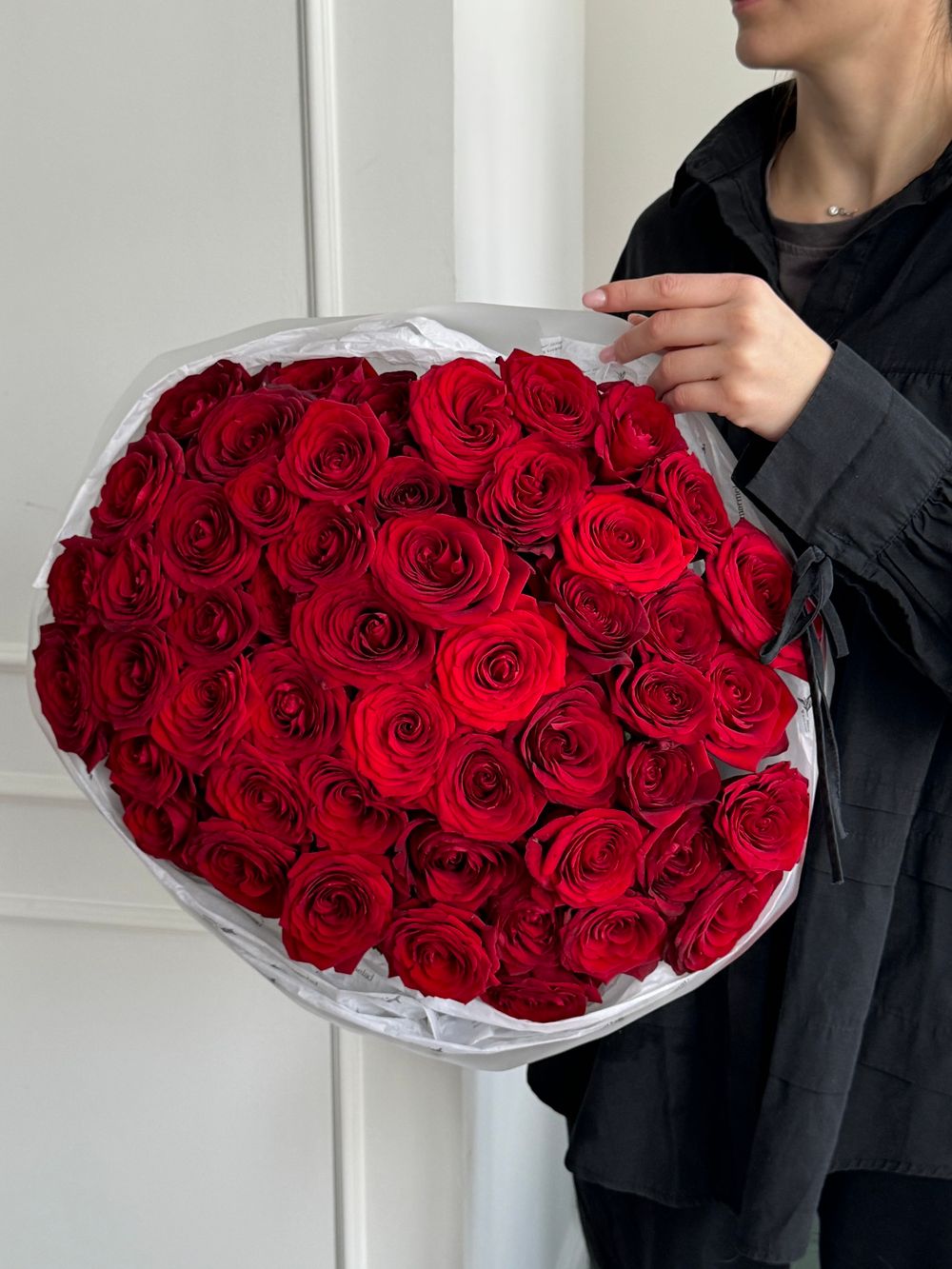 Гранд-букет из красных одноголовых роз 51шт