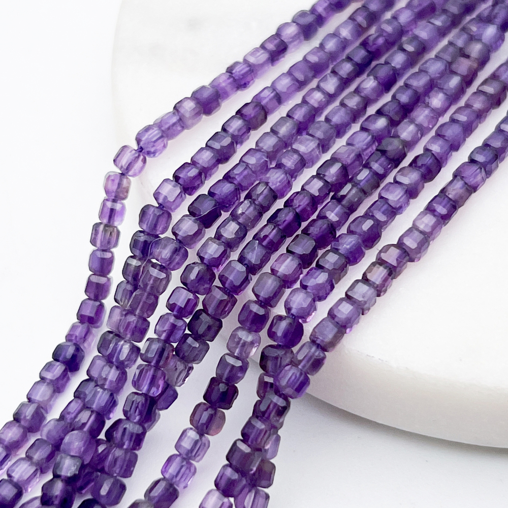 Аметист бусины, куб, размер около 2,9-3,1 мм, цена за отрезок 19 см (1/2 нити)
