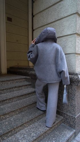 Утепленная серая куртка с капюшоном