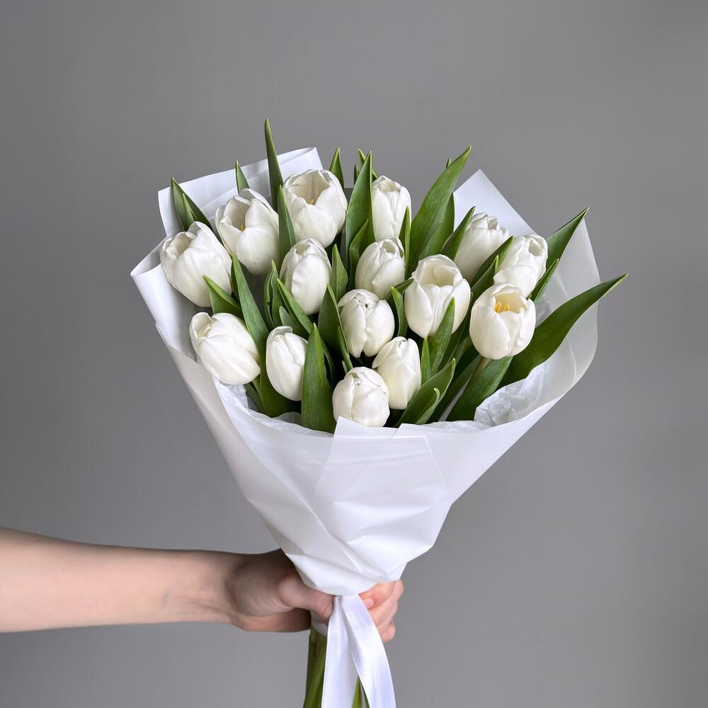 Букет из 15 белых тюльпанов