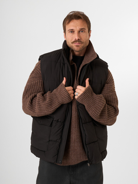 Черный утепленный жилет QWE