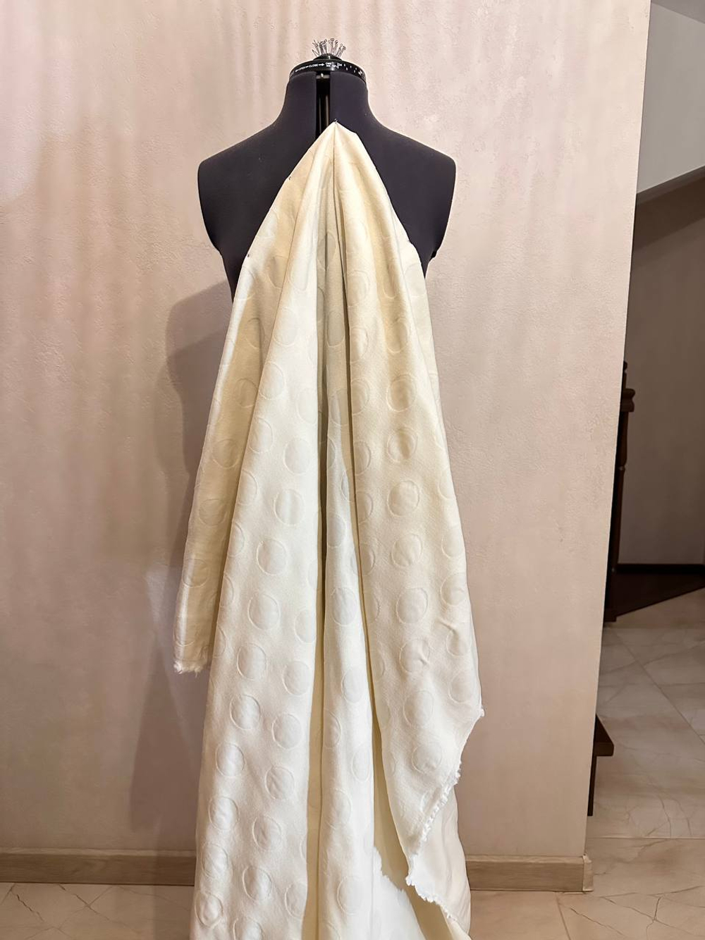 Плательно-костюмный жаккардовый сирсакер с узором (88%шерсть/10%полиамид/2%эластан, Бежевая слоновая кость/крупные круги в тон, 125, 232 гр/м2)