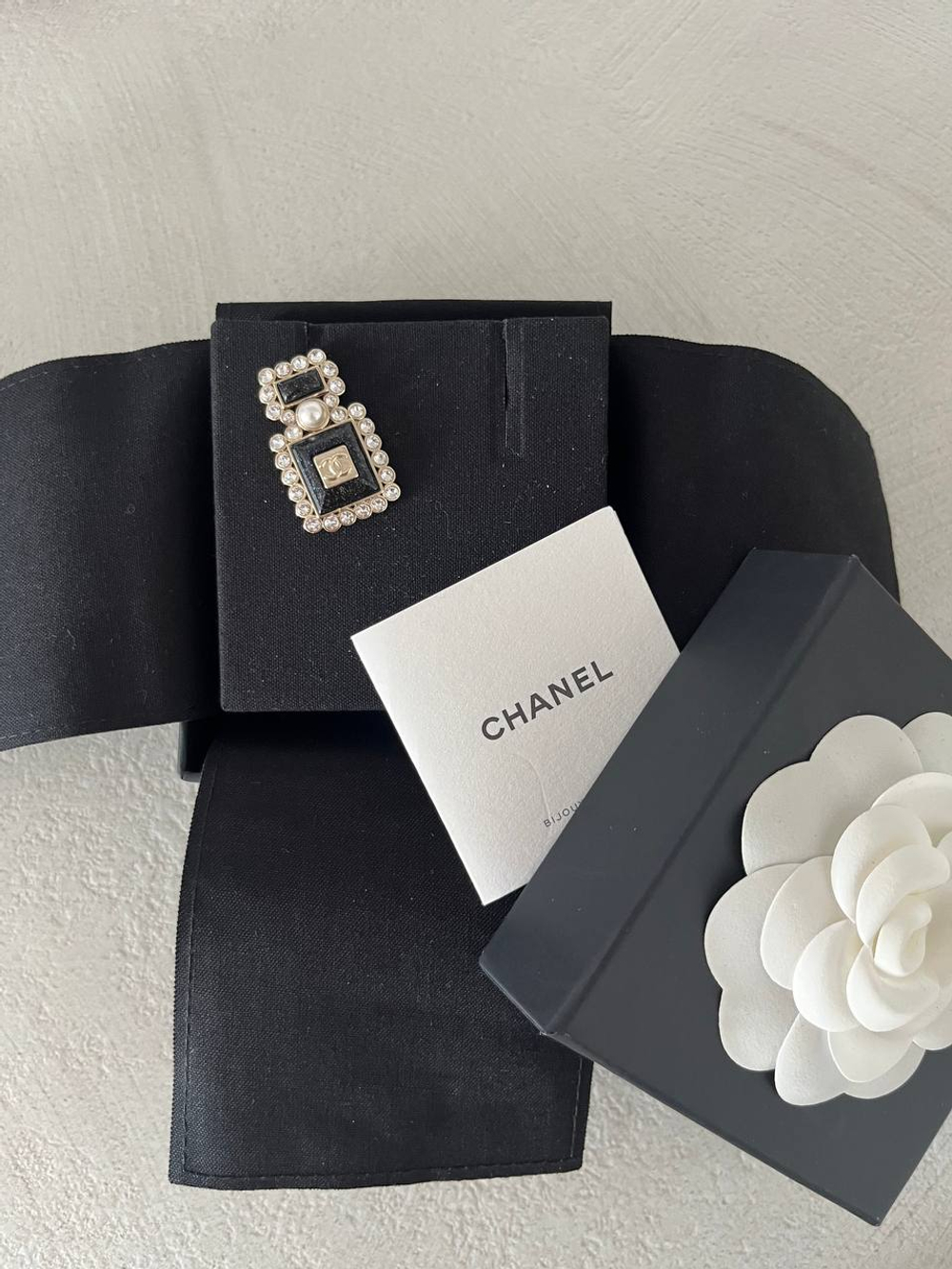 Брошь Chanel Perfume Bottle CC Logo Brooch Crystal