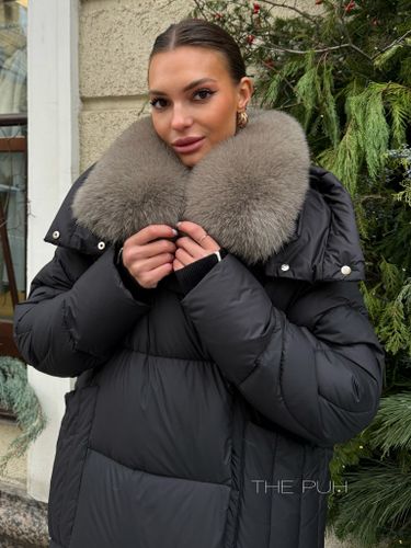 Удлиненный черный пуховик с коричневым меховым воротником и капюшоном