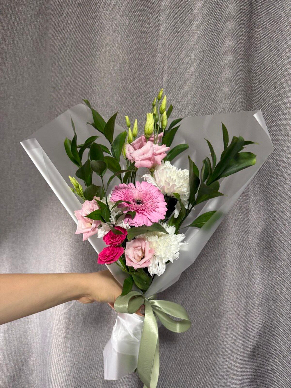 Букет из Кустовой Розы, Эустом, Гербер и Хризантем