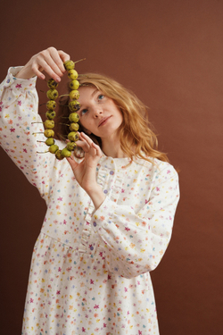 Платье с жабо и длинным рукавом из молочной джинсы в мелкий цветочек