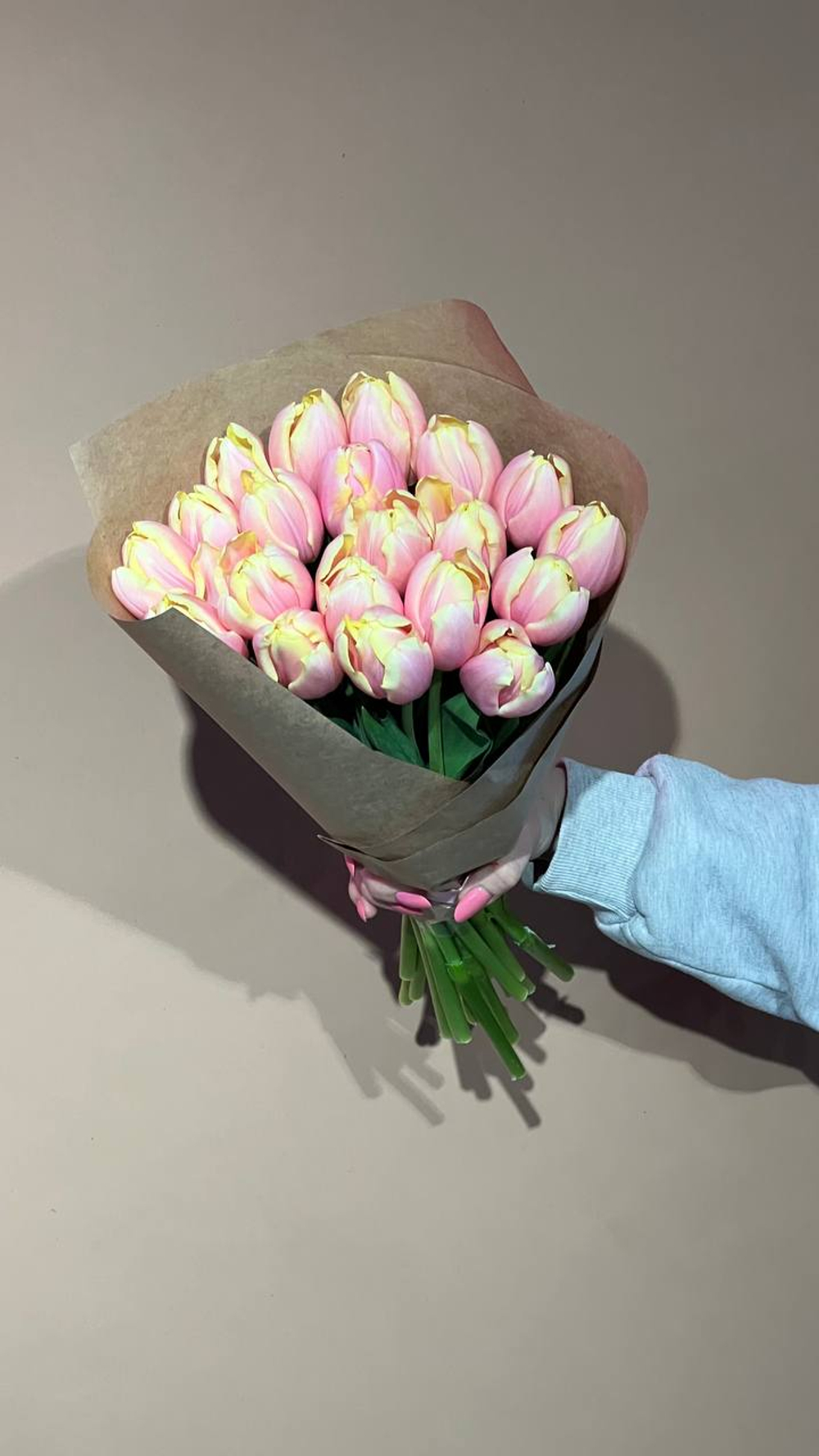 Охапка 20 тюльпанов нежных розовых оттенков
