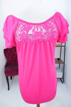 Футболка яркая с ажурной вставкой на спине 46-48 размер