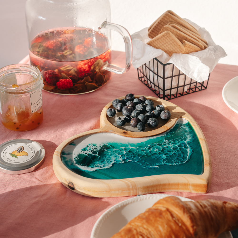 Деревянная менажница из кедра с эпоксидной смолой "Сердце"