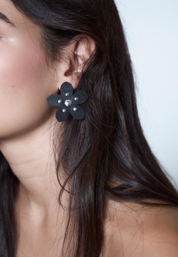 STRADIVARIUS Серьги-цветы с эффектом кожи, черный