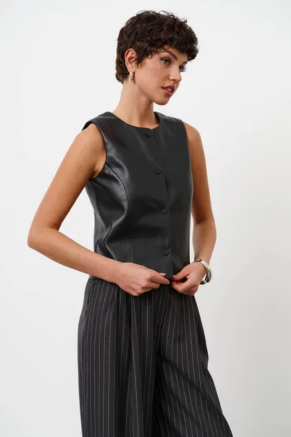 Жилетка из экокожи в минималистичном стиле черного цвета