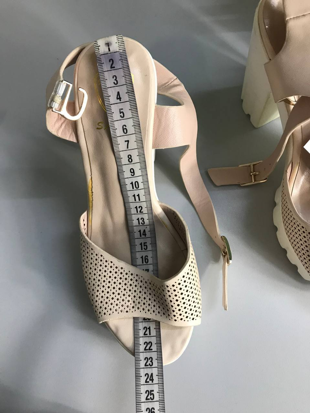 Босоножки на массивном каблуке и платформе 36 размер