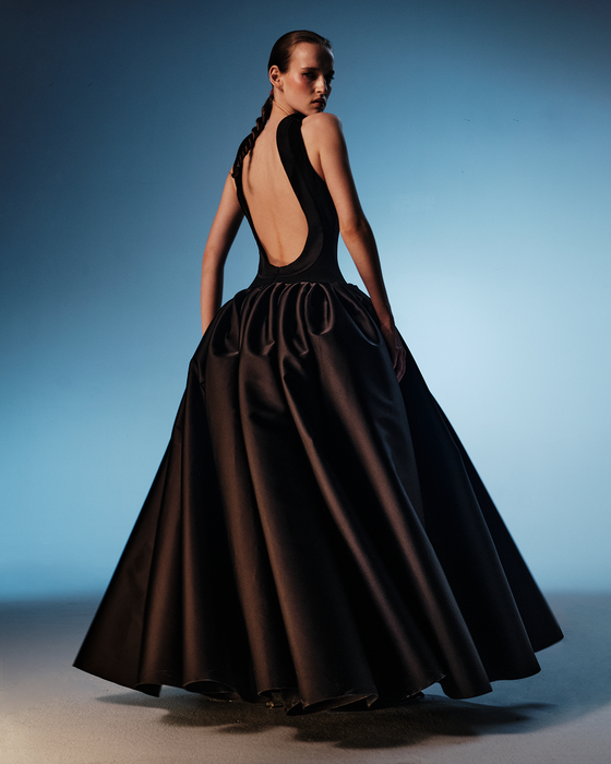 Платье макси из крепа и атласа с объемной юбкой