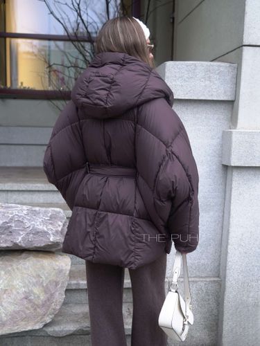 Пуховик летучая мышь с поясом в шоколадном цвете