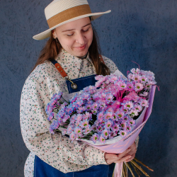 141. Стойкий необычный букет из двуцветной сантини