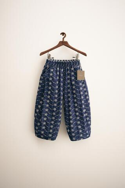 ZARA TIMELESS — БРЮКИ СВОБОДНОГО КРОЯ С ВЫШИВКОЙ В ВИДЕ ЦВЕТОВ, СИНИЙ