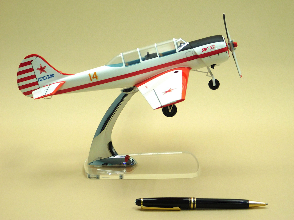 Модель самолета Як-52 (М1:30, ДОСААФ СССР,с выпущенными шасси)