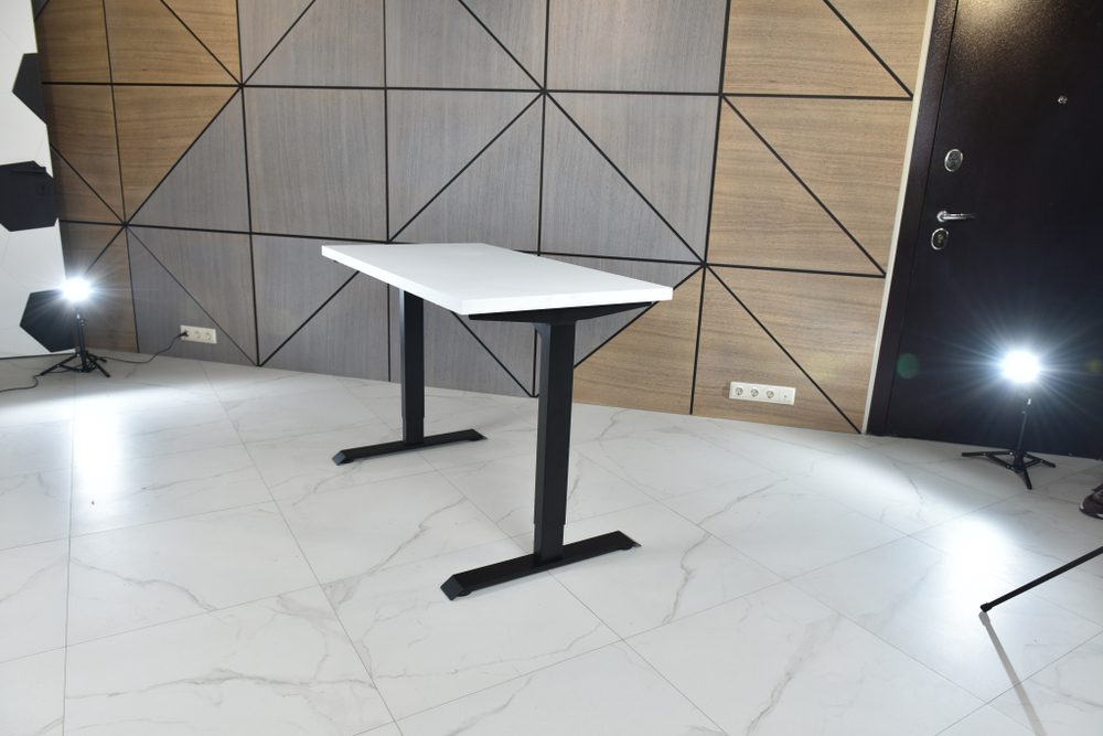 Регулируемый компьютерный стол Bazalt с регулировкой по высоте — столешница МДФ Белый