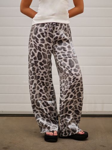 Широкие серые брюки с леопардовым принтом
