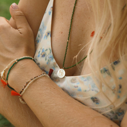 подвеска «молитва» круг на нити из зеленого агата