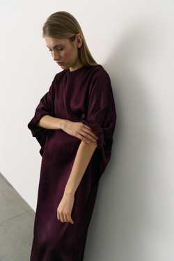 Платье из атласа винного цвета