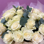 Букет из белых роз с эвкалиптом #26