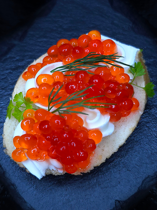 Брускетт со сливочным сыром и красной икрой