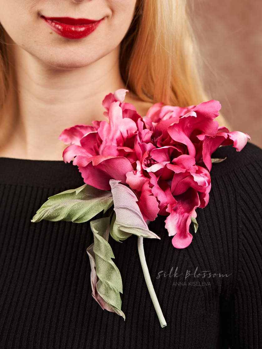 Брошь Роза из шёлка Roger Lambelin