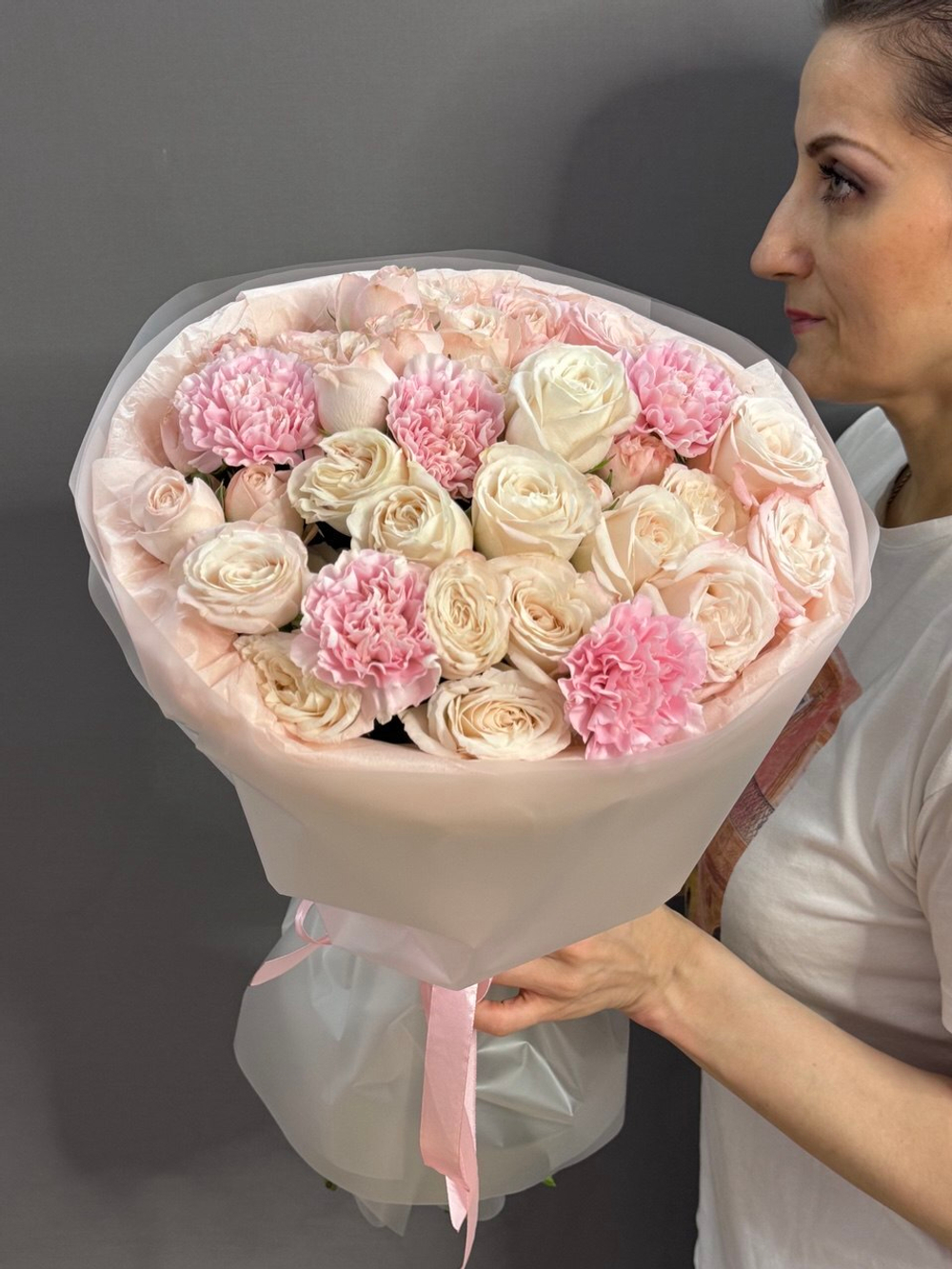 Дуо-букет с кустовыми пионовидными розами и диантусами