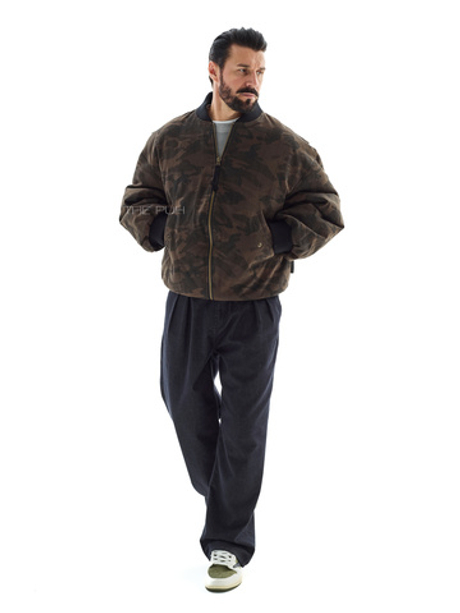 Утепленный бомбер с камуфляжным принтом