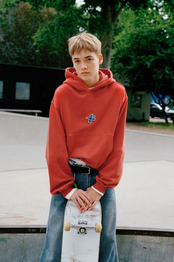 ZARA ХУДИ С КАПЮШОНОМ И НАШИВКОЙ, ЧЕРЕПИЧНЫЙ