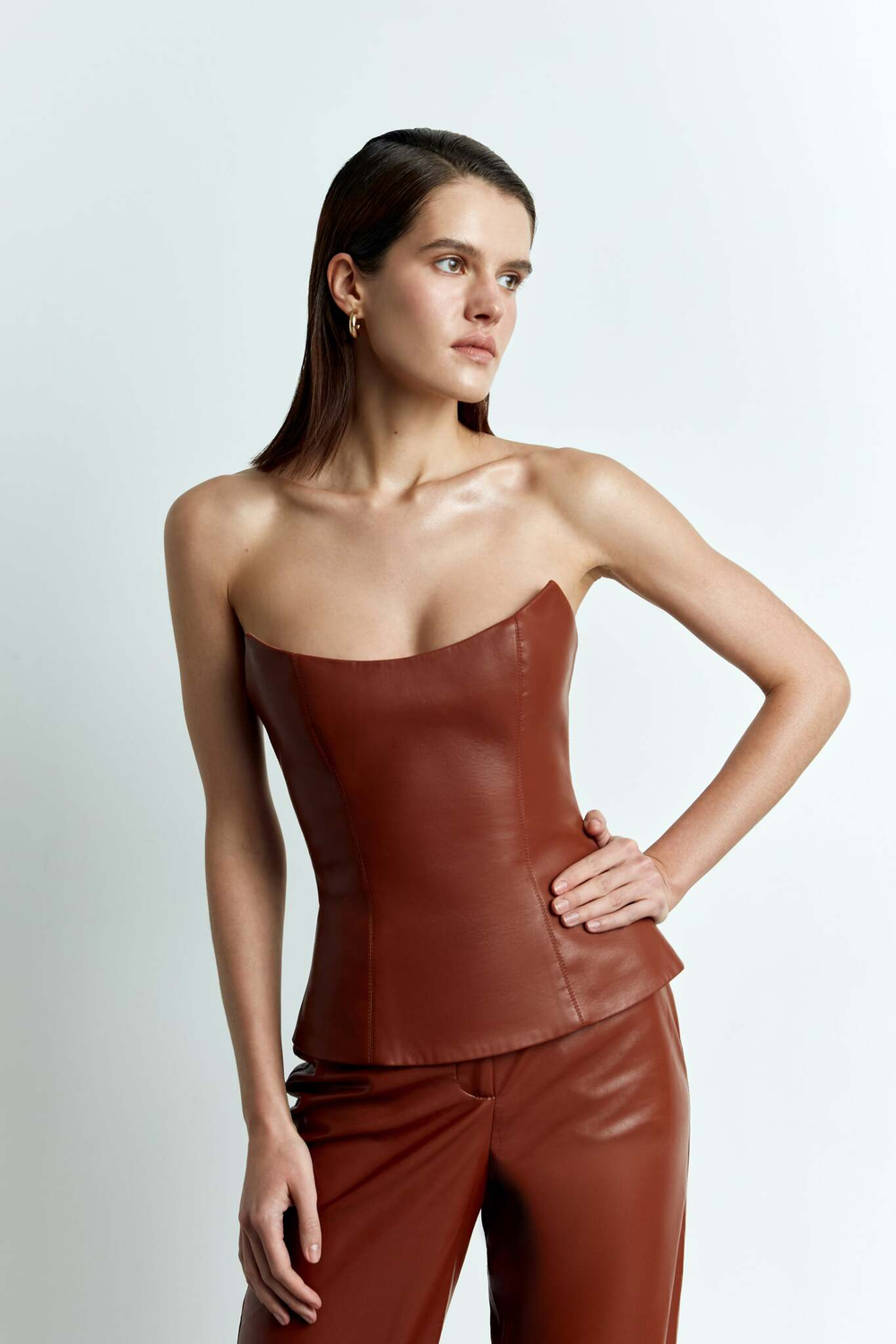 Удлиненный топ корсетного типа из эко-кожи с отстрочками