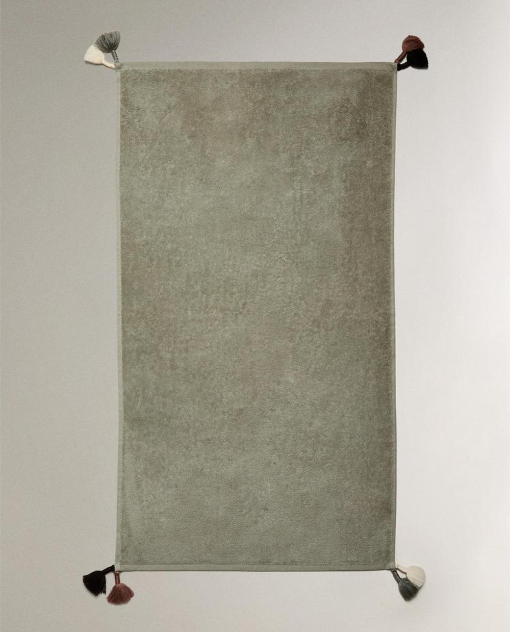 ZARA HOME БАННОЕ ПОЛОТЕНЦЕ ИЗ ВЕЛЮРА С КИСТОЧКАМИ, ЗЕЛЕНЫЙ