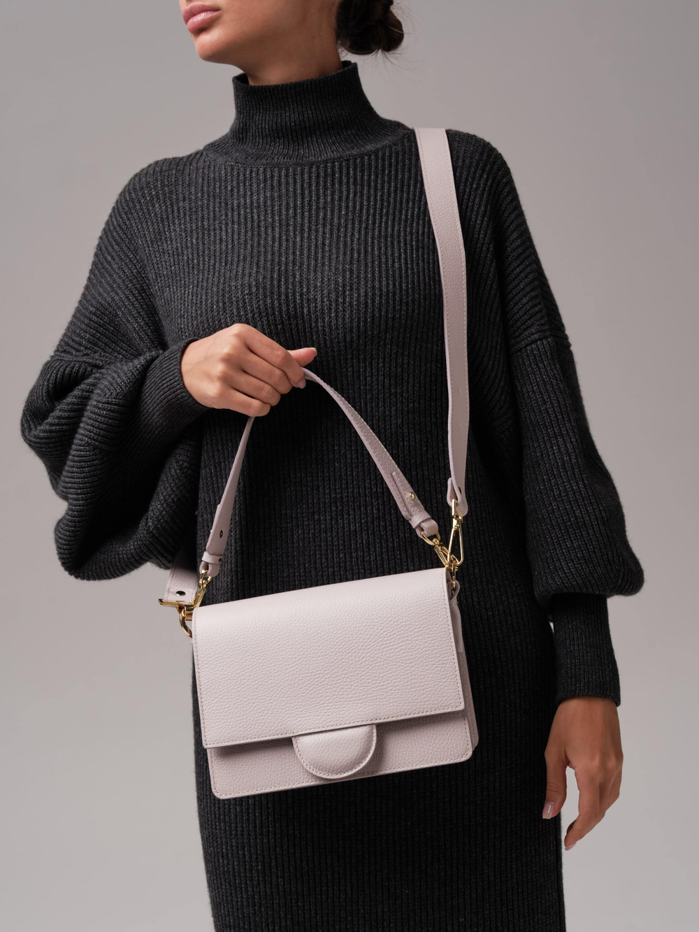 Сумка кожаная через плечо розовый дым