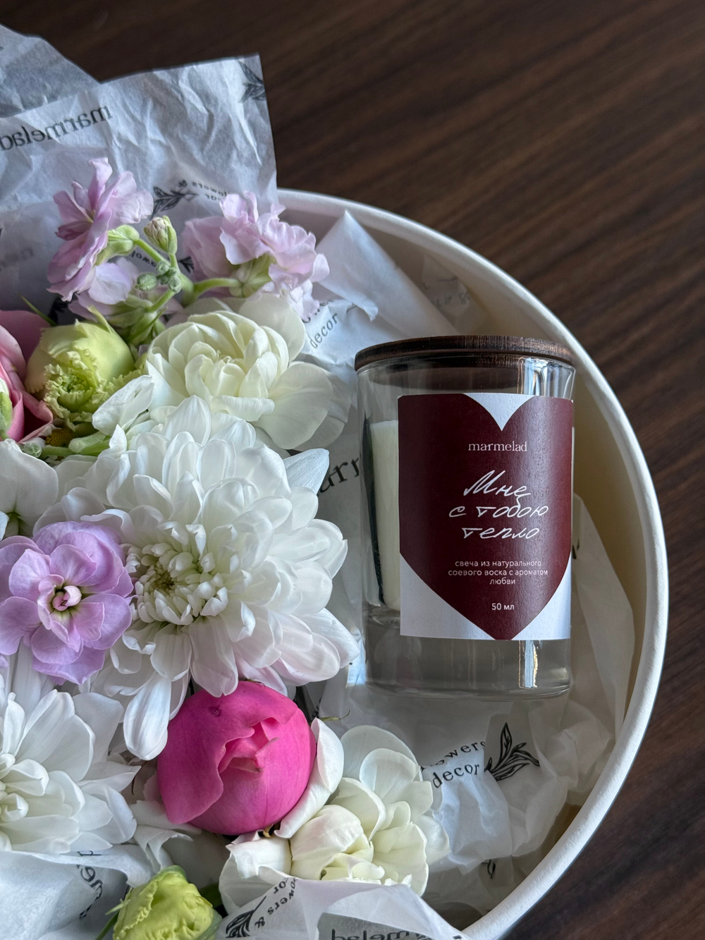 Цветочная композиция в коробке+свеча 50 мл