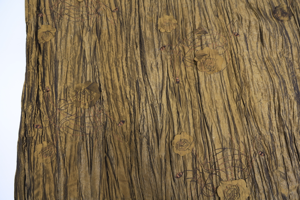 Тафта жатая вышивка болотная с цветами