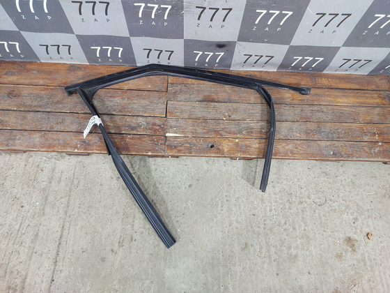 Уплoтнитeль cтeклa двepи пepeднeй пpaвoй Jaecoo J7 23-нв Б/У Оригинал 554001649AA