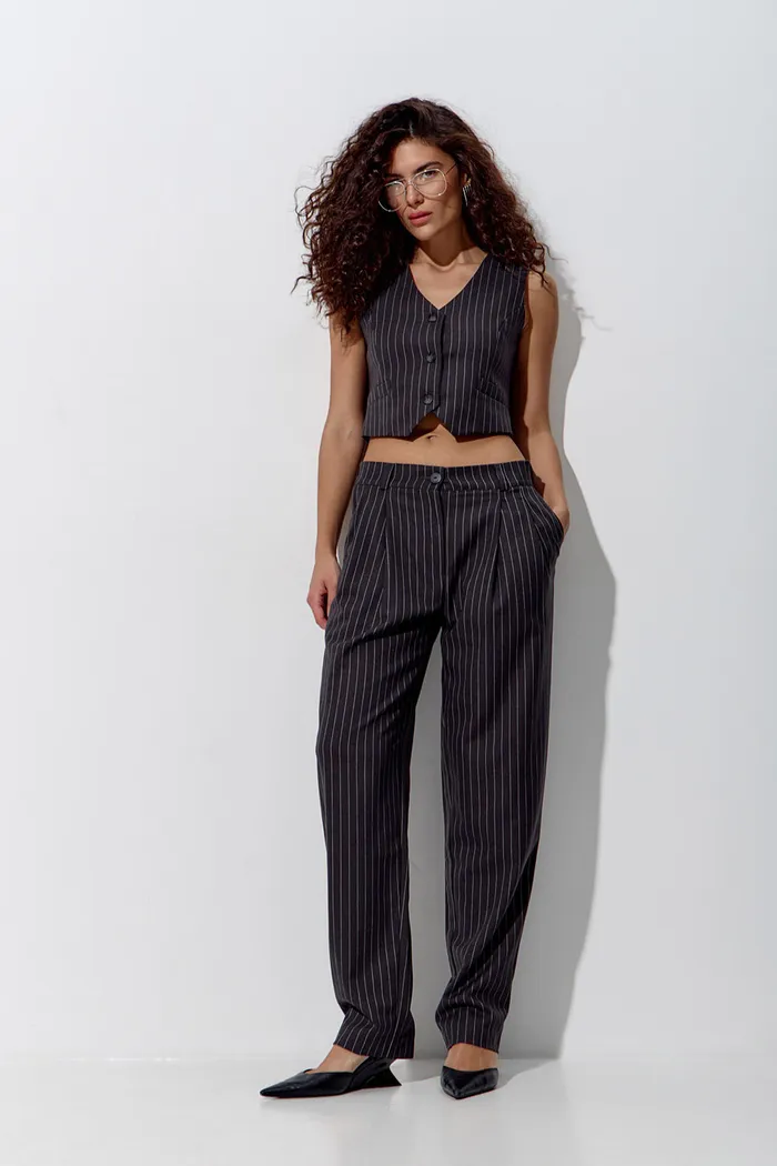 Брюки бананы в полоску темно-серого цвета