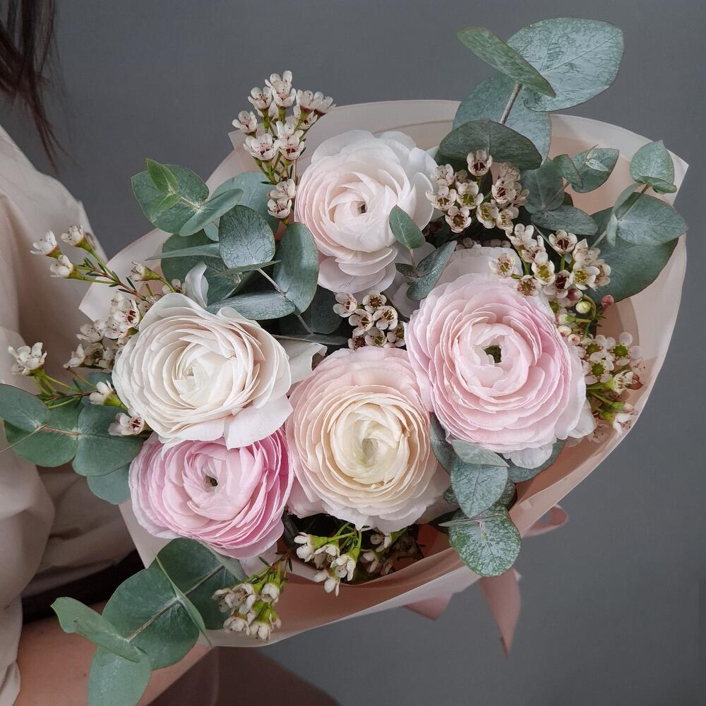 Нежный букет ранункулюсов