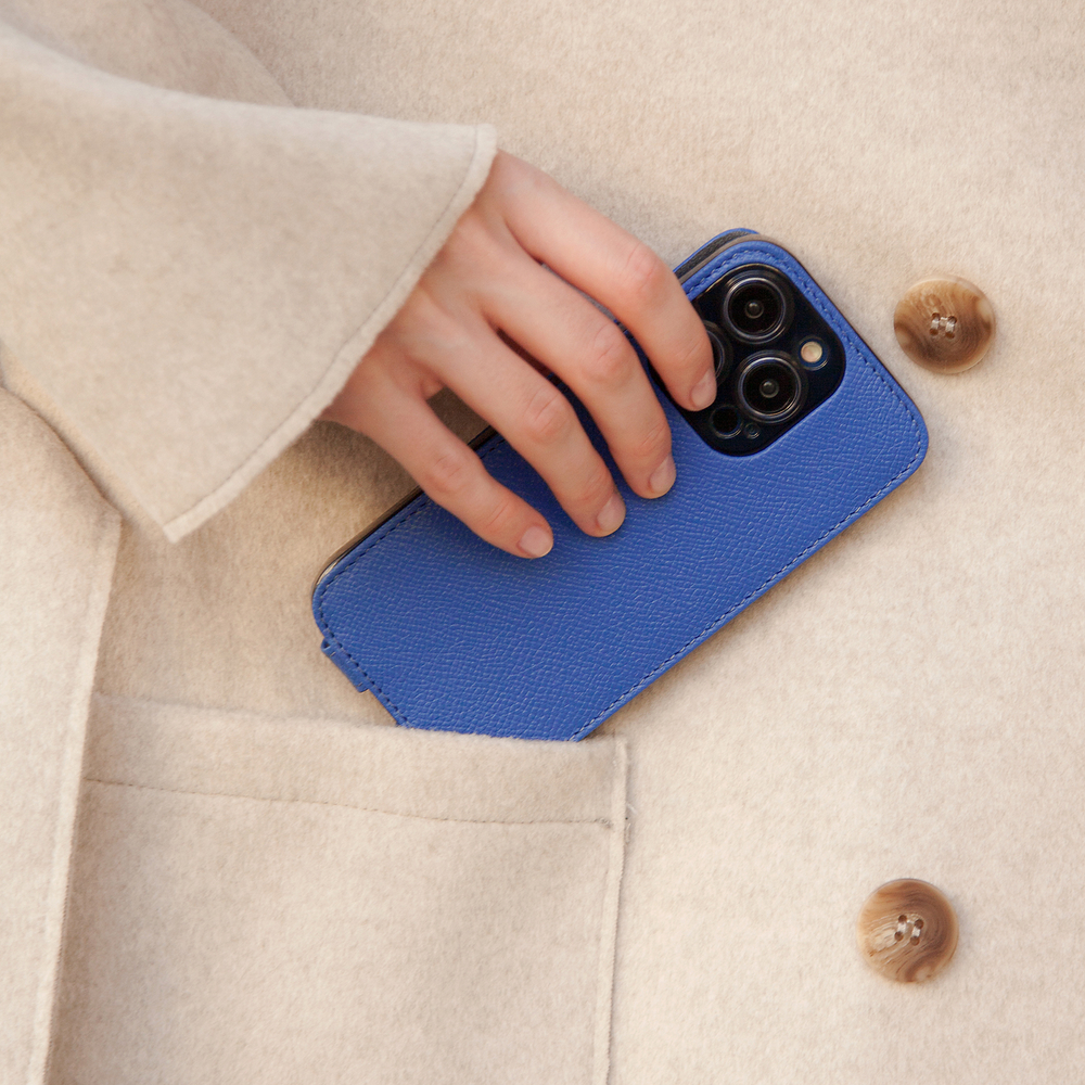 Чехол для iPhone 15 Pro из кожи сафьяно, ярко синего цвета