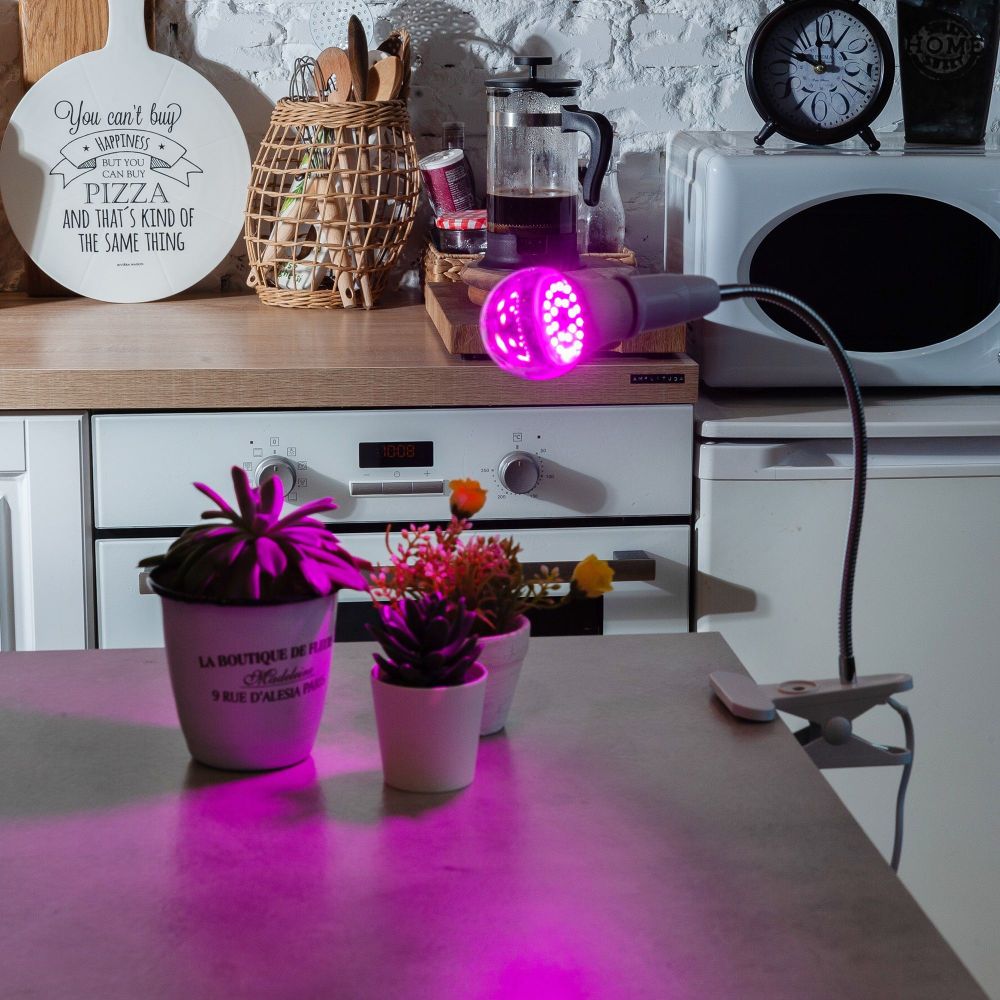 LED-A60-9W-SP-E27-CL ALM01WH Лампа светодиодная для растений. Форма A. прозрачная колба. Материал корпуса пластик. Упаковка картон.